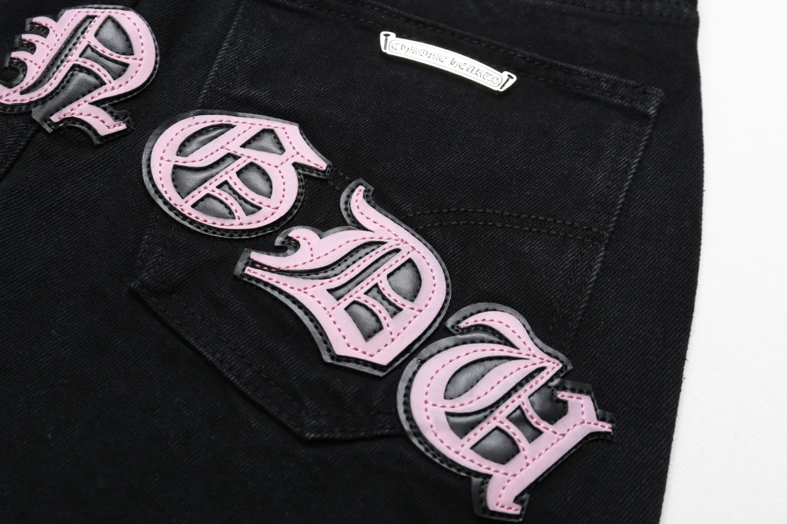 P260 [Next day] Chrome Hearts | CH city limited series Sanskrit cross patch leather jeans - black and pink color - "Hong Kong" limited edition jeans. The finished products need to be washed and then disassembled and hand-ordered. The sheepskin cross leather is then spliced ​​to complete. The whole piece requires too much craftsmanship to explain. The texture can be seen in your hand, and it looks good. The upper body effect is particularly stiff and stylish, super stylish. Same style for men and women - Color: black with blue, black with black, black with pink. Size: 28 30 32 34. Corresponding sizes s-xl. Available in stock in seconds. Detailed sizes can be found in picture 9.
